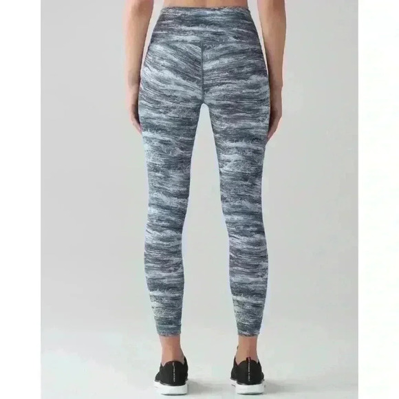 Lululemon Wunder Under Hi-Rise 7/8 Tight (Full-On Luxtreme 25". Size 4 - Picture 2 of 10
